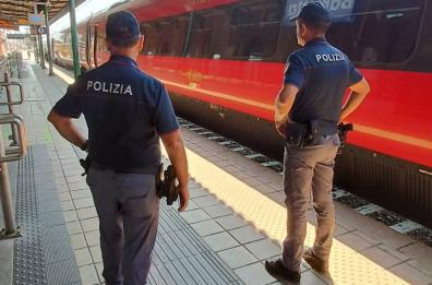 Barletta, tenta di rubare cellulare in stazione, la Polfer lo sottopone a fermo 