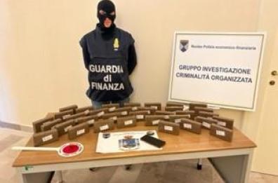 Lecce, resta in carcere 41enne con 17kg di eroina nella ruota di scorta: «L'ho fatto per 2mila euro»