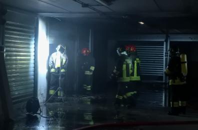 Potenza, distrutte dalle fiamme due auto in un box sotto un palazzo nell'ex Fornace Ierace 