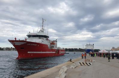 Nave Life Support soccorre 118 migranti nel Mediterraneo: sbarcheranno a Brindisi