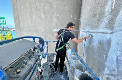 Emiliano: «Guido Van Helten a Bari per un progetto artistico sui 16 silos del porto»