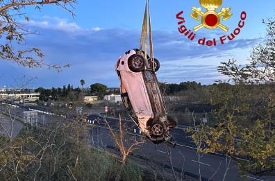 Auto precipita da scarpata sulla SS16 nel Salento: recuperata con una gru, due feriti lievi