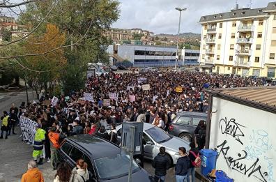 «Tutti per Elisa», a Potenza gli studenti in piazza per il caso Claps. Area Chiesa della Trinità interdetta, blocchi della polizia che fa rimuovere striscione non autorizzato