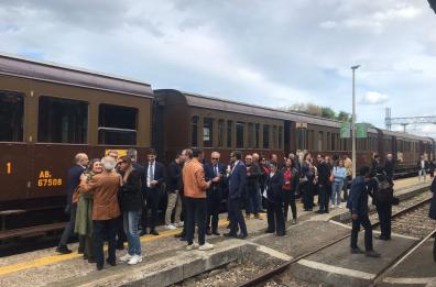 «Wine Train Tour», nel Salento la passeggiata sul treno storico per le terre del vino