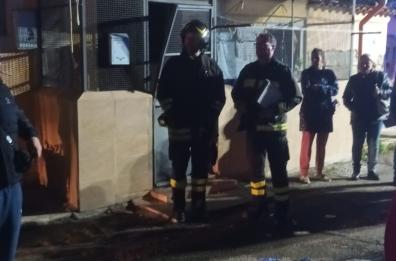 Foggia, corto circuito in un appartamento: uomo e cane intrappolati tra le fiamme. Salvati