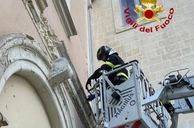 Lecce, si staccano cornicioni da una parete vicino a Porta Rudiae: vigili del fuoco sul posto