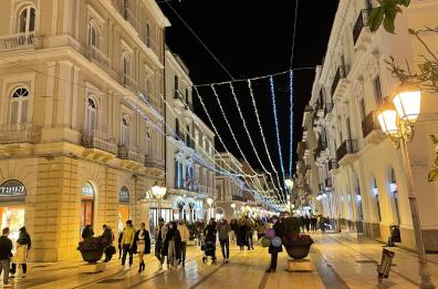 A Taranto le vie del centro già profumano di Natale 
