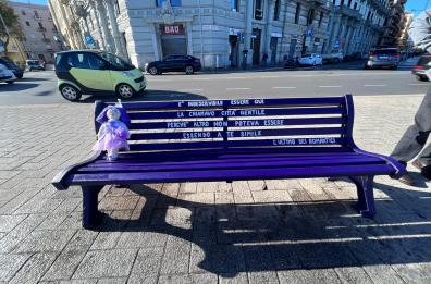 Bari, inaugurata la «panchina viola» sul Lungomare, per la Giornata Mondiale della Gentilezza
