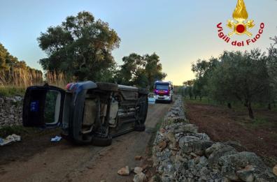 Ostuni, l'auto si ribalta sulla strada di campagna: un ferito in ospedale
