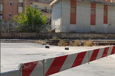 Automobilista incauto resta intrappolato nel passaggio a livello tra Bitonto e Terlizzi: lieve collisione col treno
