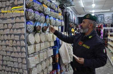 Matera, GdF sequestra 28mila articoli «non sicuri»: valgono oltre 100mila euro