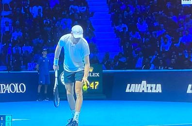 Atp Finals, 2-1. Sinner trionfa 7-2 al tie break del terzo contro Djokovic 