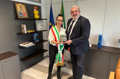 San Ferdinando di Puglia premia Emiliano col «Carciofo d'oro» 