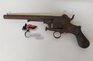 Oria, a spasso senza porto d'armi con una pistola nel marsupio: arrestato