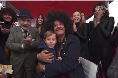 Da Taranto a «Viva Rai 2», il piccolo Ruben finisce in braccio a Fiorello: il video