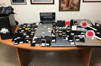 Nardò, un laboratorio clandestino per smontare cellulari rubati: 2 denunce