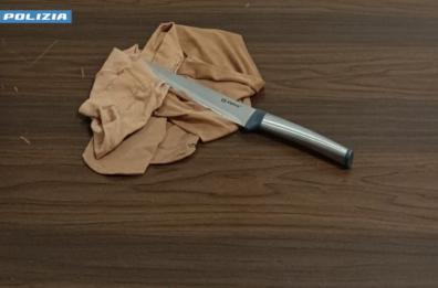 Lecce, entra in pizzeria a volto coperto con un coltello, ma la «ladra» scappa con 50 euro: arrestata