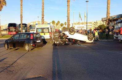 A Lecce incidente tra due auto: una si ribalta, codice giallo per il conducente ferito