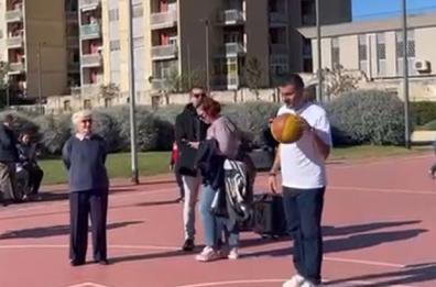 Bari, il sindaco Decaro palleggia nel campo di basket del Parco Rossani