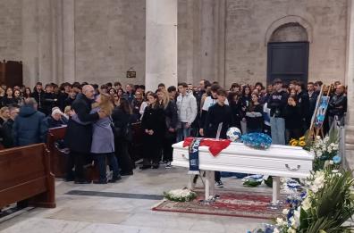 Bari, l'ultimo addio a Matteo Cappelluti: 17enne morto in moto mentre andava a scuola