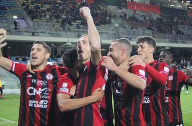 Calcio, Foggia riaccende il motore: il Messina deve inchinarsi