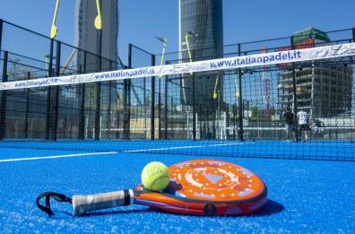 Bari, al torneo di padel gli uomini vincono mille euro, le donne due borse: è polemica
