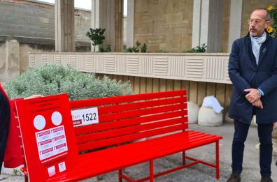 Asl Bari, una panchina rossa nell'ex Cto per dire «no alla violenza sulle donne»