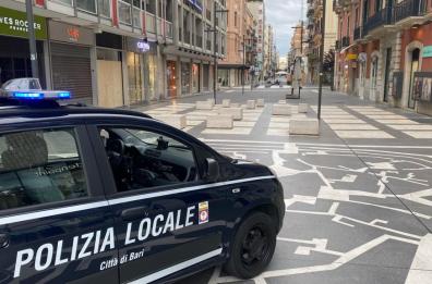 Bari, ruba profumi in un negozio del centro: arrestato dalla polizia locale