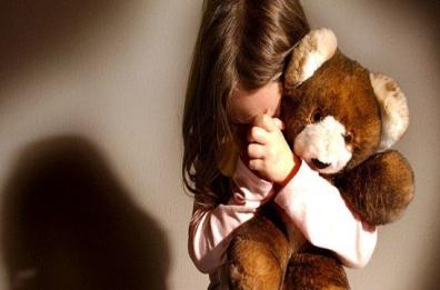 Andria, 17enne adesca bimba di 10 anni: «Giochiamo al dottore?» 