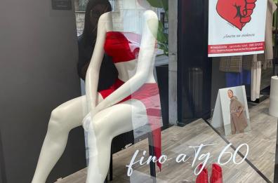 Andria, vetrine in rosso contro la violenza sulle donne