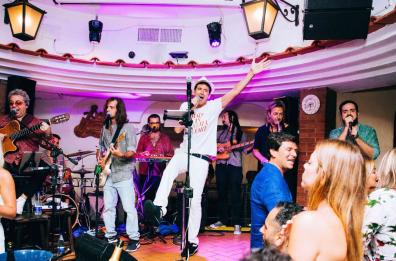 Torna a Bari «Anema e core», musica e divertimento con la band di Capri