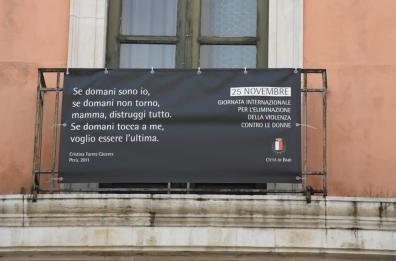 Bari, sul balcone dell'uffiicio del sindaco la poesia di Torre Cáceres