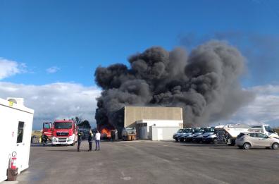 Noicattaro, maxi-incendio nel capannone della ditta di rifiuti