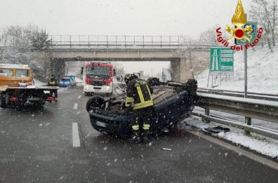 Potenza, neve e freddo non danno tregua: alberi caduti e auto fuori strada