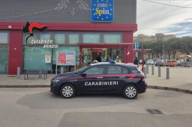 Assale l'Eurospin di Brindisi con un'arma giocattolo e fugge con 700 euro: arrestato