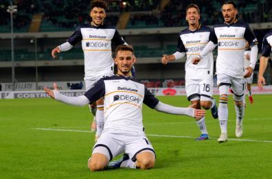 Calcio, pari nella sfida salvezza tra Verona e Lecce: 2-2