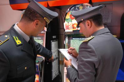 Sequestrate 13 slot machine illegali a Taranto e provincia: 3 denunciati 