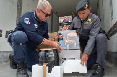 Brindisi, apparecchi non conformi: sequestrate 165 bici elettriche e 1706 friggitrici ad aria