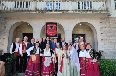 Gli «albanesi» di Puglia abbracciano Valona