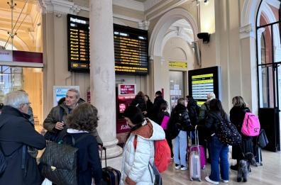 Bari, caos alla stazione per lo sciopero dei trasporti