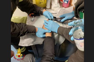 Brindisi, dito incastrato nell'anello: all'ospedale Perrino arrivano i vigili del fuoco 