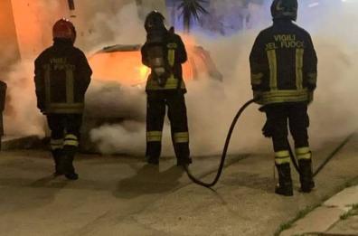 In fiamme l'auto di un parroco nel Foggiano, ipotesi attentato