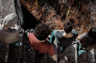 Un dialogo tra materia e suono nel nuovo videoclip dei pugliesi Turangalila