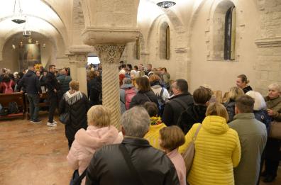Bari, le bandiere gialle e blu invadono la Basilica: «San Nicola ci dia la pace»