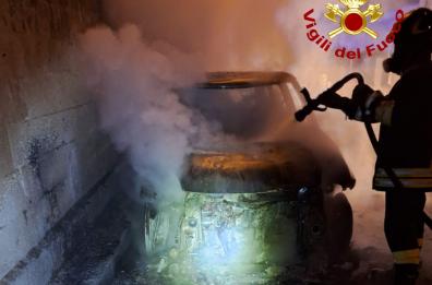 Fiat 500 in fiamme nella notte a San Donato: si indaga