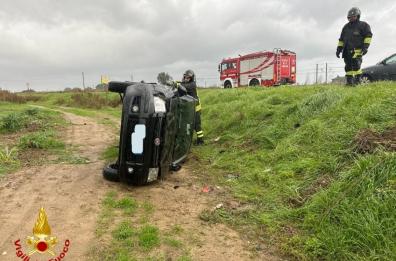 Brindisi, l'auto si ribalta sulla strada dell'Ipercoop: illesa la conducente