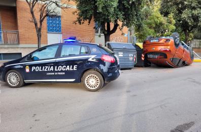 Foggia, si ribalta con l'auto e si schianta contro un cassonetto dei rifiuti