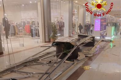 Crolla soffitto nel centro commerciale di Cavallino, tanta paura ma nessun ferito