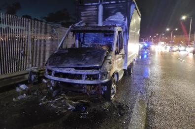 Bari, un camion in fiamme sulla Ss16 direzione sud, uscita via Napoli