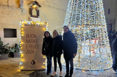 Bari, in piazza dell'Odegitria brilla l'albero di Natale donato da Maldarizzi